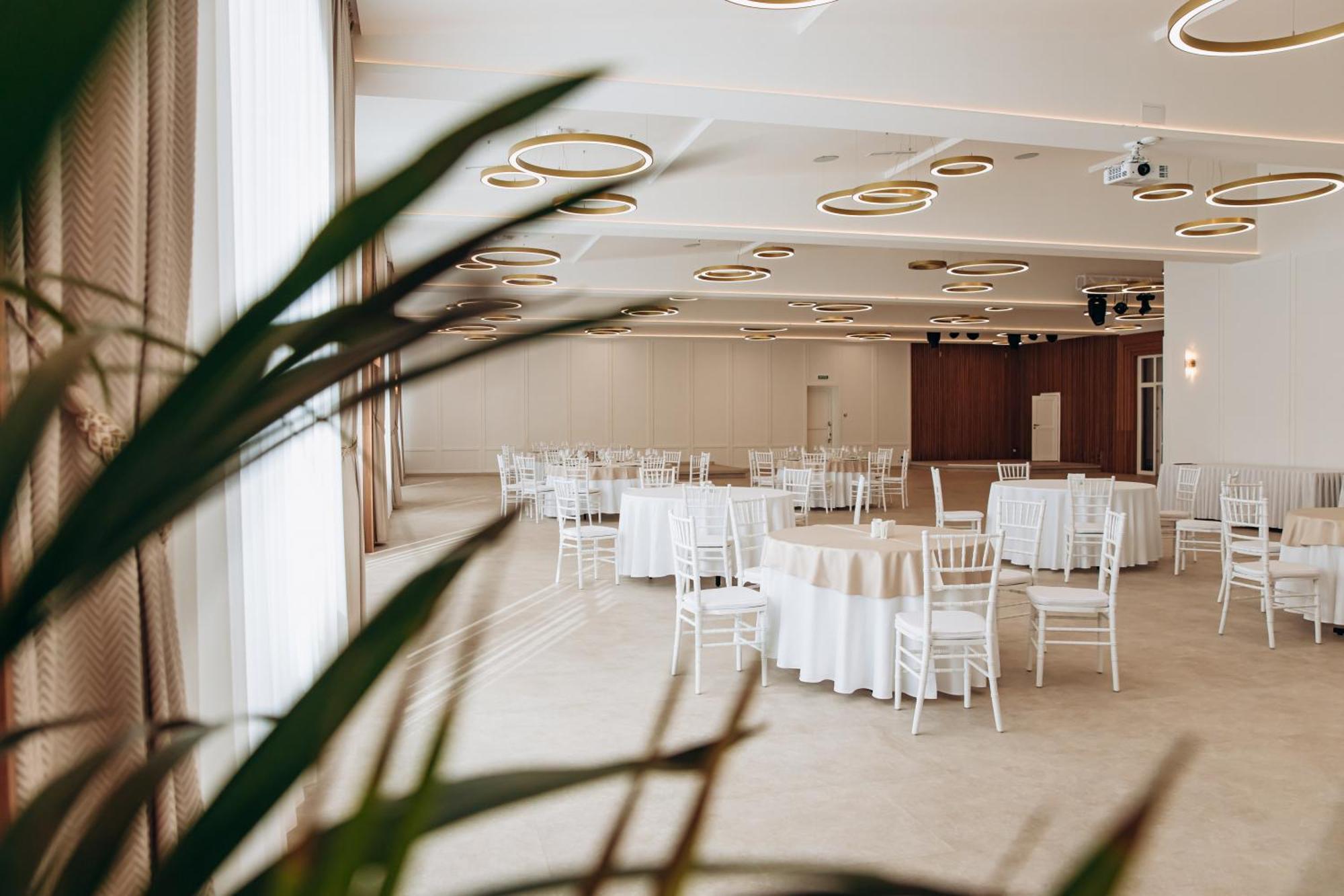 Sherwood Hotel Dolgomostiska Dış mekan fotoğraf