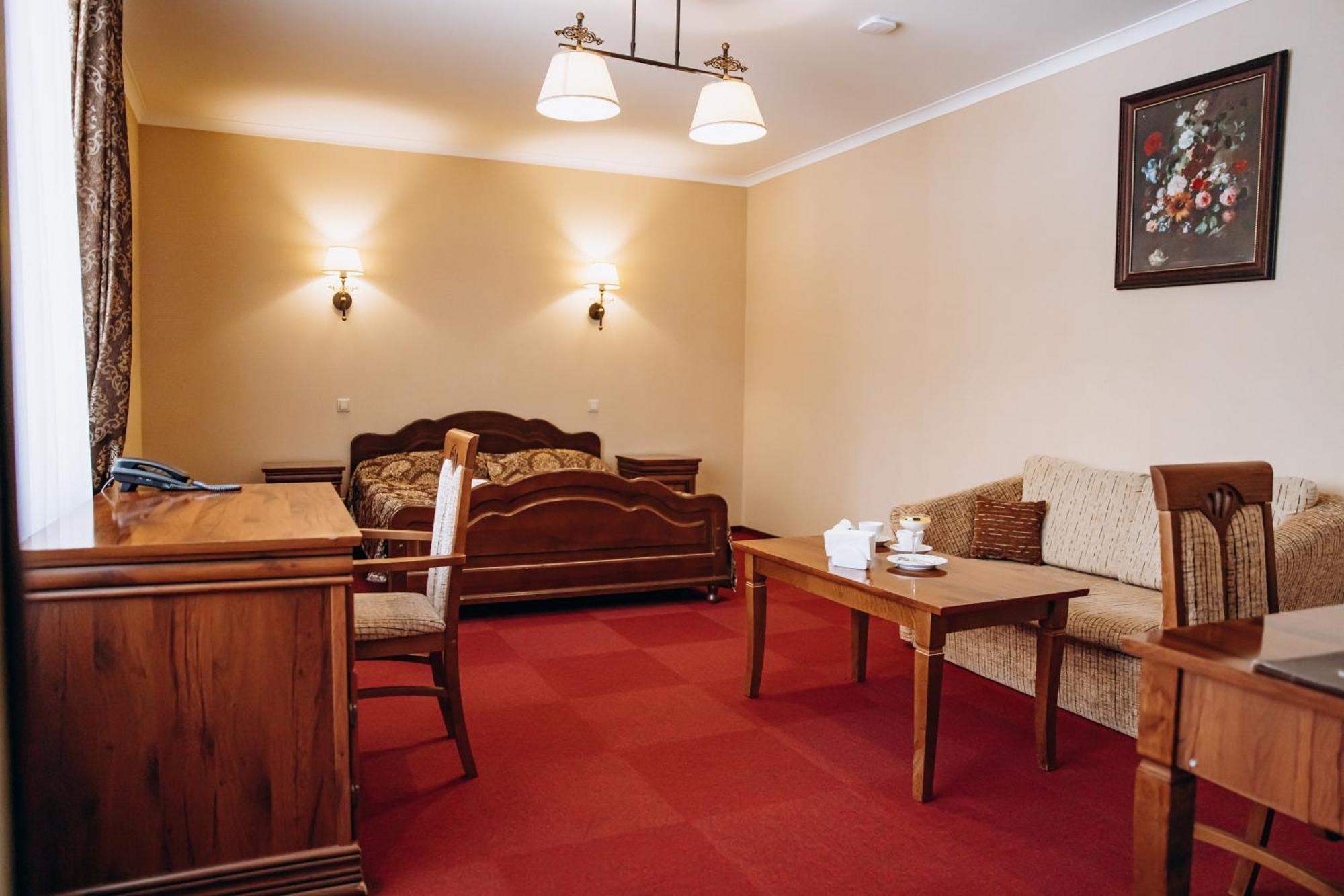 Sherwood Hotel Dolgomostiska Dış mekan fotoğraf