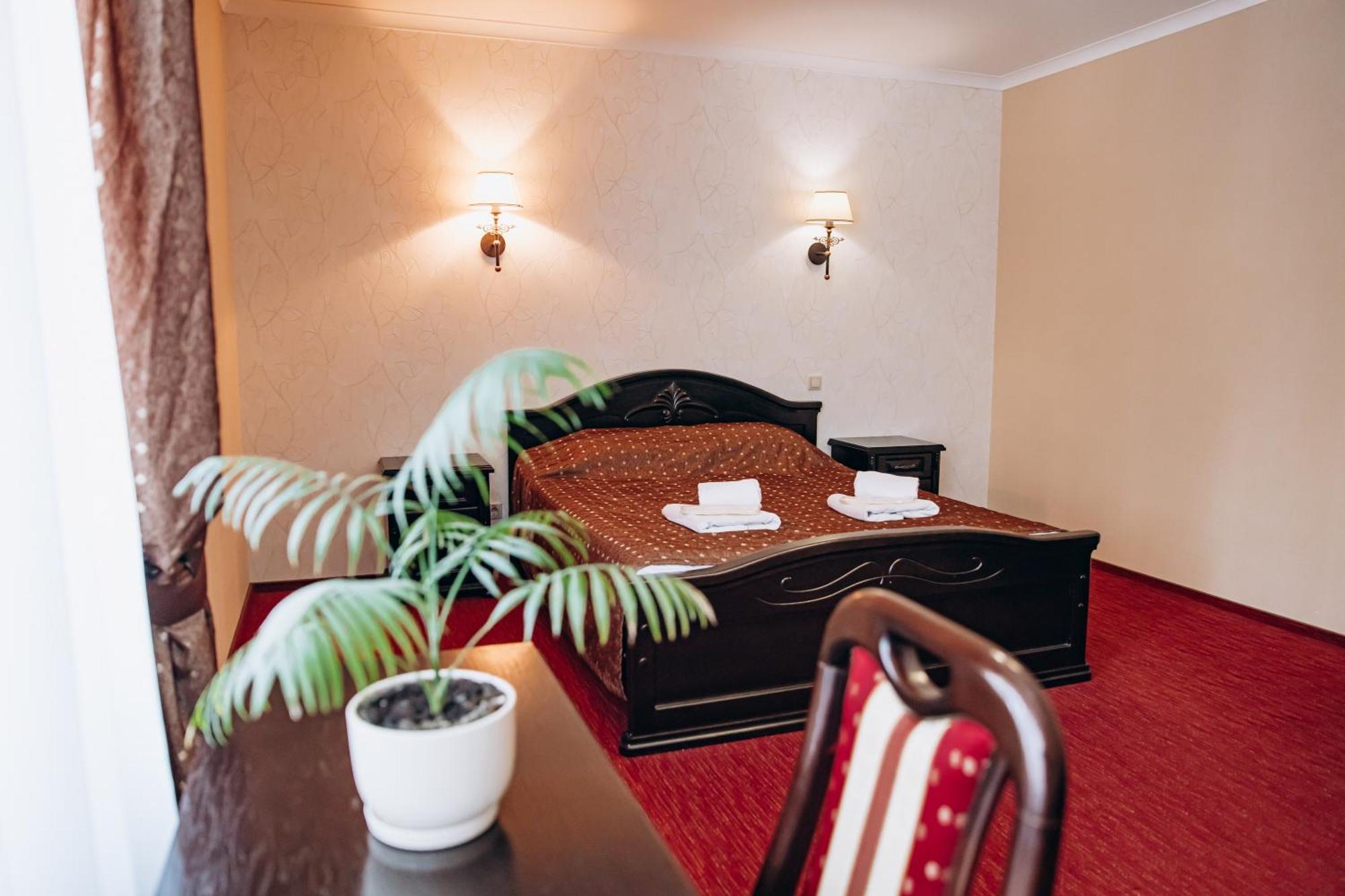 Sherwood Hotel Dolgomostiska Dış mekan fotoğraf