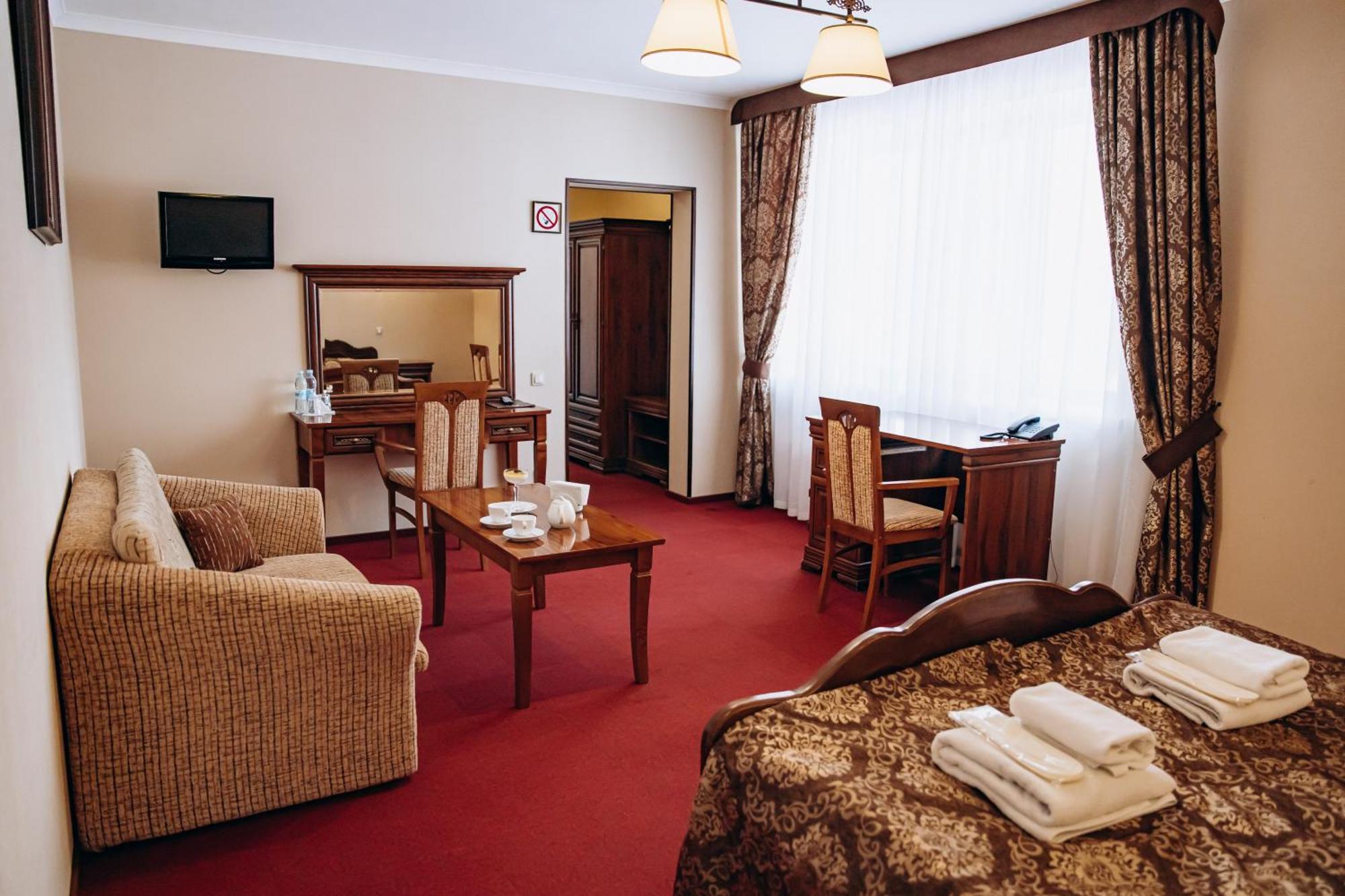 Sherwood Hotel Dolgomostiska Dış mekan fotoğraf